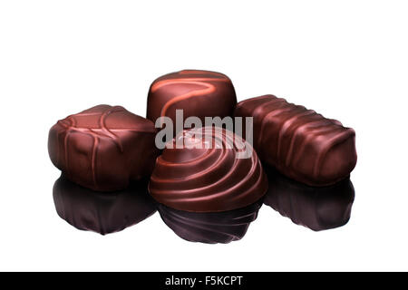 Chocolats sont vus close up sur fond blanc en studio, 2015. (Adrien Veczan) Banque D'Images