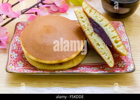 Dorayaki pancake Japonais ou rempli de pâte de haricots rouges. Banque D'Images