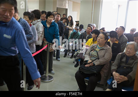 Les patients chinois, dont de nombreux patients atteints de diabète, certains avec leurs proches, attendre pour voir un médecin au département d'endo Banque D'Images