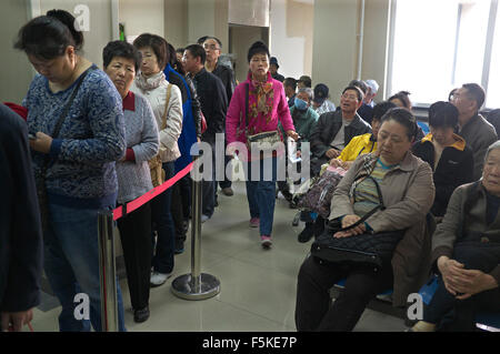 Les patients chinois, dont de nombreux patients atteints de diabète, certains avec leurs proches, attendre pour voir un médecin au département d'endo Banque D'Images