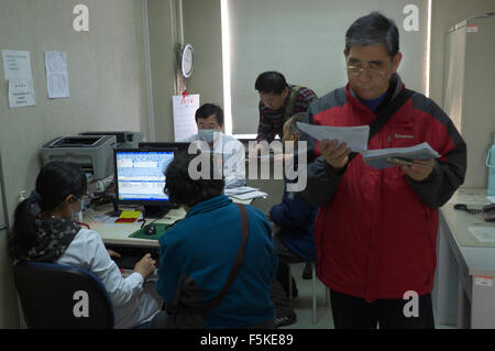Les patients chinois, dont de nombreux patients atteints de diabète, certains avec leurs proches, voir un médecin au département d'endocrinolog Banque D'Images