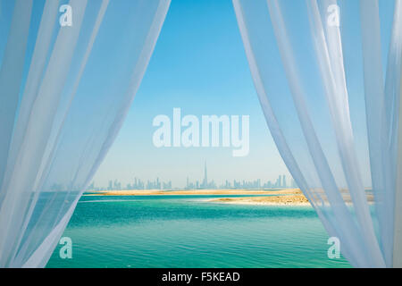Skyline de l'île de Dubaï Liban beach resort sur l'île, un homme fait partie du monde au large de Dubaï, Émirats Arabes Unis Banque D'Images