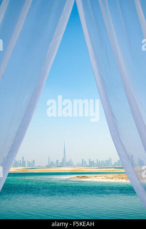 Skyline de l'île de Dubaï Liban beach resort sur l'île, un homme fait partie du monde au large de Dubaï, Émirats Arabes Unis Banque D'Images