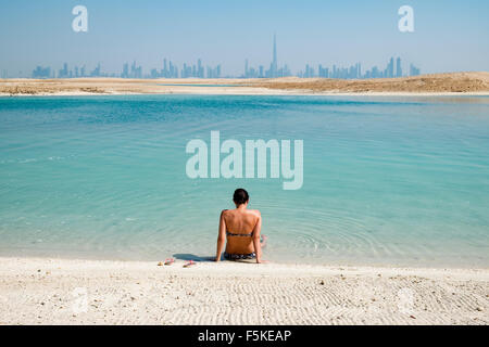 Skyline de l'île de Dubaï Liban beach resort sur l'île, un homme fait partie du monde au large de Dubaï Émirats Arabes Unis Banque D'Images