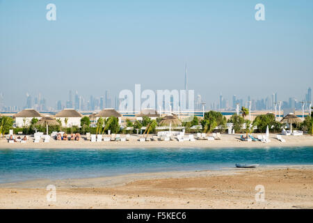 Vue sur l'Île Liban beach resort sur l'île, un homme fait partie du monde au large de la côte de Dubaï en Émirats Arabes Unis Banque D'Images