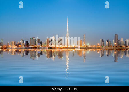 Skyline de tours reflété dans le ruisseau à l'aube dans la baie d'affaires à Dubaï Émirats Arabes Unis Banque D'Images