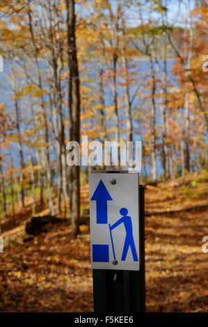 Sentier au parc d'Eagle Creek le long de la réserve ornithologique, Indianapolis, Indiana. Banque D'Images