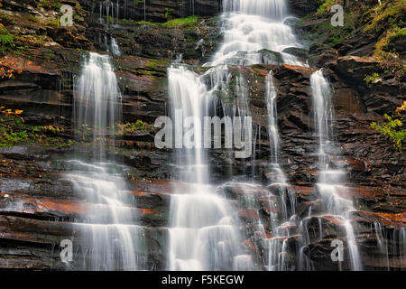 Débit d'automne le long du ruisseau de cuisine crée Ganoga à niveaux multiples chutes en Pennsylvanie, Ricketts Glen State Park. Banque D'Images