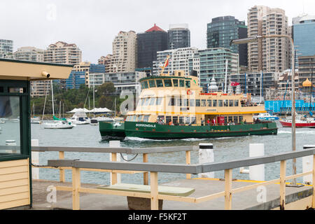 Ferry de Sydney MV Borrowdale au quai de ferry de McMahons point dans le nord de Sydney, Nouvelle-galles du sud, Australie Banque D'Images