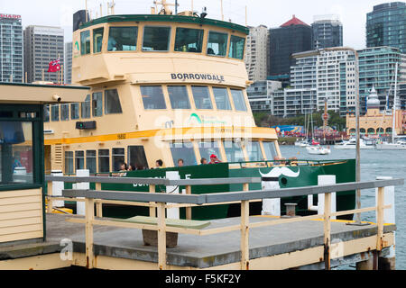 Premier traversier de la flotte de Sydney MV Borrowdale au quai McMahons point à North Sydney, Nouvelle-galles du Sud, Australie Banque D'Images