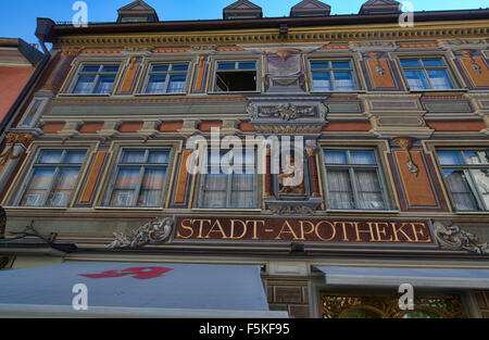 Le Stadt peintes de couleurs vives Apotheke pharmacie à Fussen, Allemagne Banque D'Images