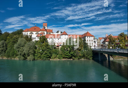 L'Abbaye bénédictine de Saint Mang à travers la rivière Lech à Füssen, Allemagne Banque D'Images