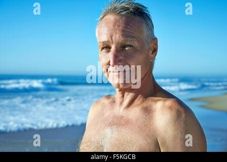 Tête et épaule portrait d'un homme d'âge mûr avec fond de l'estran de la plage Banque D'Images