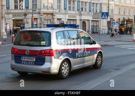 Vienne, Autriche - 2 novembre 2015 : VW Touran 2015 comme une voiture de police à Vienne Banque D'Images