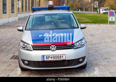 Vienne, Autriche - 3 novembre, 2015 : VW Touran 2015 comme une voiture de police à Vienne, vue avant Banque D'Images