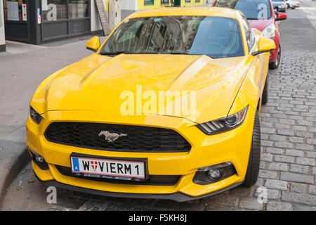 Vienne, Autriche - Novembre 4, 2015 : Ford Mustang 2015 jaune vif se dresse sur la voiture, rue ville close up vue avant Banque D'Images