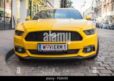 Vienne, Autriche - Novembre 4, 2015 : Ford Mustang 2015 voiture se dresse sur la rue, ville libre vue avant Banque D'Images