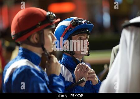 L'hippodrome de Meydan, eau. 5 novembre, 2015. Dane O'Neill s'attache son casque antistatique avant de la race 3 le handicap 74-89 pur-sang à Meydan Crédit : Tom Morgan/Alamy Live News Banque D'Images