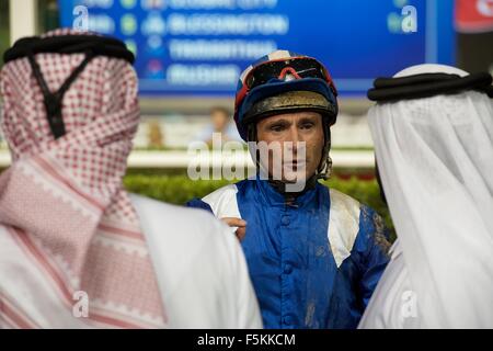 L'hippodrome de Meydan, eau. 5 novembre, 2015. Dane O'Neill parler aux propriétaires de Ajraam après course 3 le handicap 74-89 pur-sang à Meydan Crédit : Tom Morgan/Alamy Live News Banque D'Images