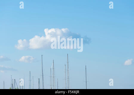 Certains mâts voilier sur un ciel bleu avec des nuages de fond. Copy space Banque D'Images