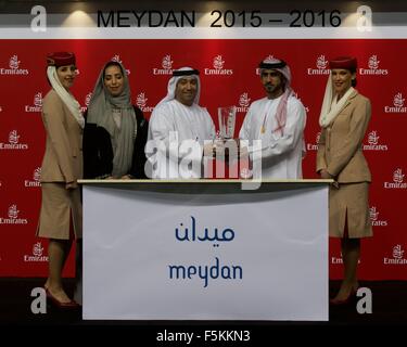 L'hippodrome de Meydan, eau. 5 novembre, 2015. L'entraîneur d'Ajraam recueillir le trophée après avoir remporté 3 courses de pur-sang à l'Handicap 74-89 Meydan Crédit : Tom Morgan/Alamy Live News Banque D'Images