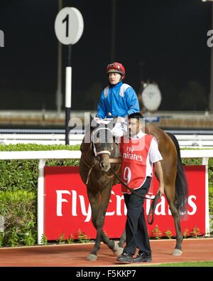 L'hippodrome de Meydan, eau. 5 novembre, 2015. Etijaah et Sam Hitchcott revenir après avoir remporté les 4 courses de pur-sang Handicap 84-99 à Meydan Crédit : Tom Morgan/Alamy Live News Banque D'Images