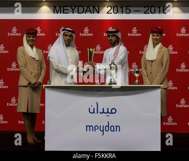 L'hippodrome de Meydan, eau. 5 novembre, 2015. Le gagnant du trophée du formateur est présenté après course 4 le handicap 84-99 pur-sang à Meydan Crédit : Tom Morgan/Alamy Live News Banque D'Images