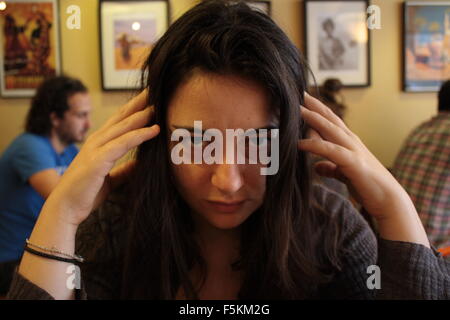 Femme grecque dans un cafe fixant intensément à l'appareil photo Banque D'Images