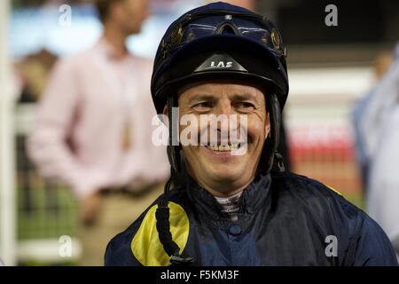 L'hippodrome de Meydan, eau. 5 novembre, 2015. Jockey Wayne Smith avant la course 6 le handicap 74-89 pur-sang à Meydan Crédit : Tom Morgan/Alamy Live News Banque D'Images