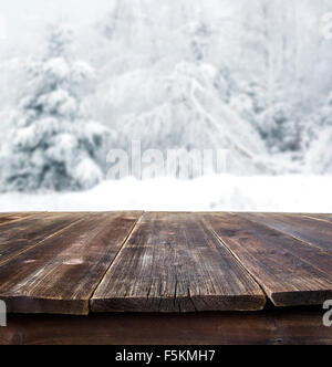 Vide, table rustique contre paysage d'hiver Banque D'Images