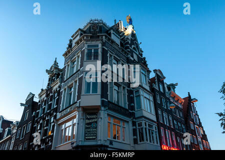 Maisons du canal dans la vieille ville, Amsterdam, Pays-Bas Banque D'Images