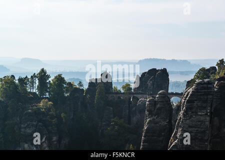 Bastei Bridge avec des alpinistes, des montagnes de grès de l'Elbe, Saxe, Allemagne Banque D'Images