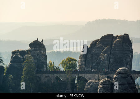 Bastei Bridge avec des alpinistes, des montagnes de grès de l'Elbe, Saxe, Allemagne Banque D'Images