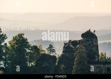 Bastei Bridge avec des alpinistes, des montagnes de grès de l'Elbe, Saxe, Allemagne Banque D'Images