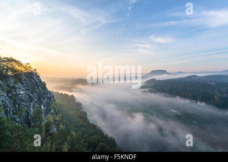 Vallée de l'Elbe avec Lilienstein et de l'Elbe, des montagnes de grès de l'Elbe, Saxe, Allemagne Banque D'Images