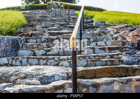 À Chiang Mai faite sur un rond point est-il cet escalier avec de la pierre naturelle et au milieu de ce Bannister Banque D'Images