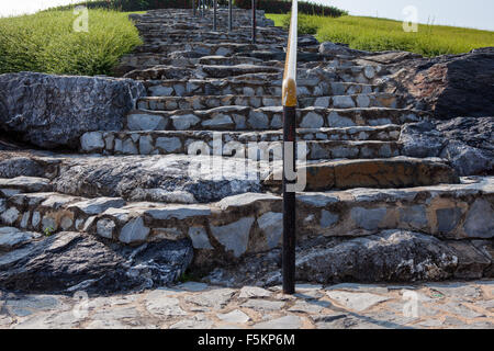 À Chiang Mai faite sur un rond point est-il cet escalier avec de la pierre naturelle et au milieu de ce Bannister Banque D'Images