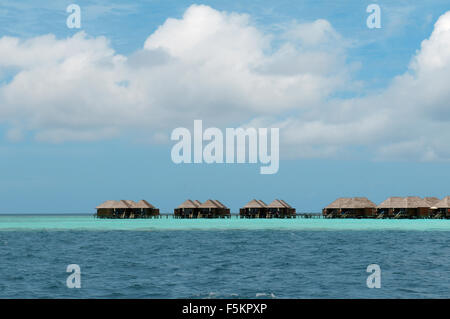 Bungalows sur une île tropicale, de Rasdhoo atoll, Maldives, océan Indien Banque D'Images