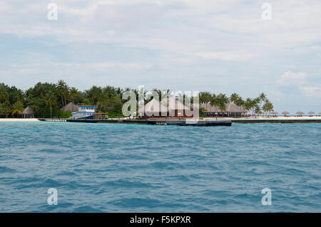 Bungalows sur une île tropicale, de Rasdhoo atoll, Maldives, océan Indien Banque D'Images