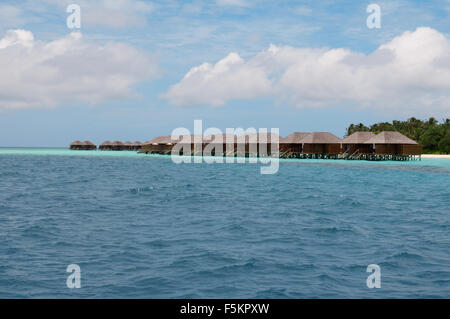 Bungalows sur une île tropicale, de Rasdhoo atoll, Maldives, océan Indien Banque D'Images