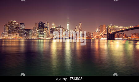 Tons Vintage Manhattan waterfront de nuit, New York City, USA. Banque D'Images