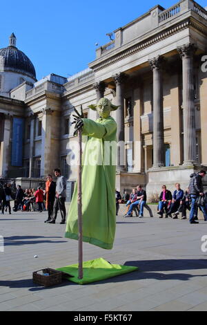Foule de regarder un artiste de rue à Trafalgar Square, Londres, UK Banque D'Images