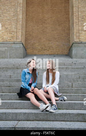 La Suède, Vastra Sweden Göteborg, Gotaplatsen, les adolescentes (14-15) sitting on steps