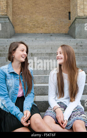 La Suède, Vastra Sweden Göteborg, Gotaplatsen, les adolescentes (14-15) sitting on steps