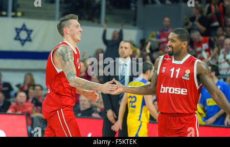 Bamberg, Allemagne. 5Th Nov, 2015. Bamberg's Daniel Theis (l) et Bradley Wanamaker tapez des mains lors de l'Euroligue de basket-ball match groupe D Brose Baskets Bamberg vs Maccabi Tel Aviv à Bamberg, Allemagne, 5 novembre 2015. Photo : Nicolas Armer/dpa/Alamy Live News Banque D'Images