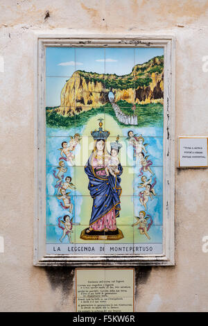 Tile peinture murale représentant la Vierge Marie dans une scène de la légende de Montepertuso, sur un mur de la maison à Montepertuso, Côte Amalfitaine Banque D'Images