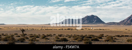 Lonely voiture dans le désert du Namib roulant dans l'horizon Banque D'Images