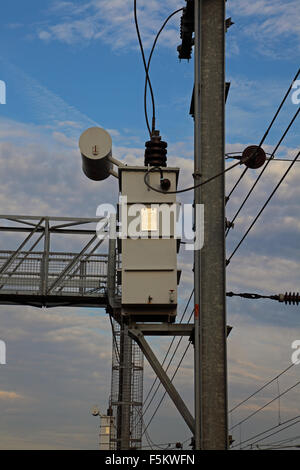 Un transformateur haute tension sur mât par câble jusqu'à la ligne aérienne de l'équipement qui se nourrit de trains sur les lignes adjacentes Banque D'Images