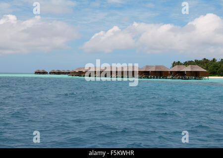 24 octobre 2015 - Bungalows sur une île tropicale, de Rasdhoo atoll, Maldives, océan Indien (crédit Image : © Andrey Nekrasov/ZUMA/ZUMAPRESS.com) fil Banque D'Images