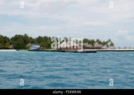 24 octobre 2015 - Bungalows sur une île tropicale, de Rasdhoo atoll, Maldives, océan Indien (crédit Image : © Andrey Nekrasov/ZUMA/ZUMAPRESS.com) fil Banque D'Images